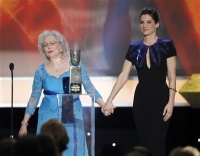 Betty White recibió su premio a su carrera de manos de Sandra Bullock. Ambas trabajaron juntas en "The Proposal"